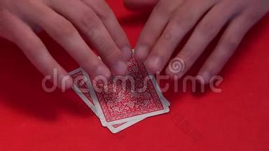 人手在<strong>扑克</strong>游戏中打开两张牌。